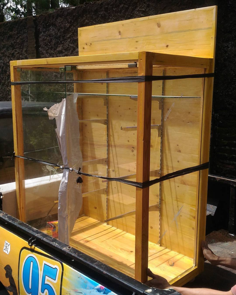Etalase Kaca Rangka jati belanda Mr. FH