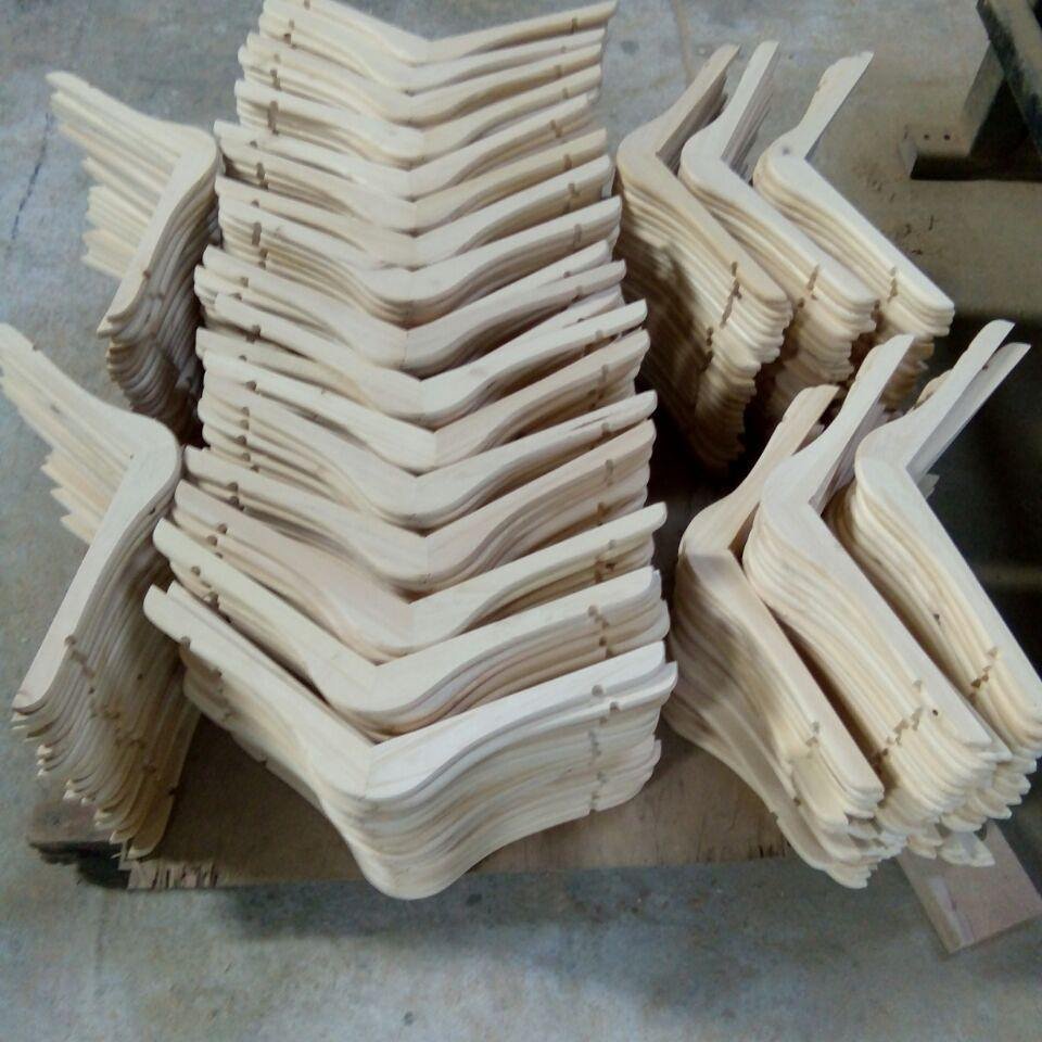 Gantungan Baju Kayu Mrs. E