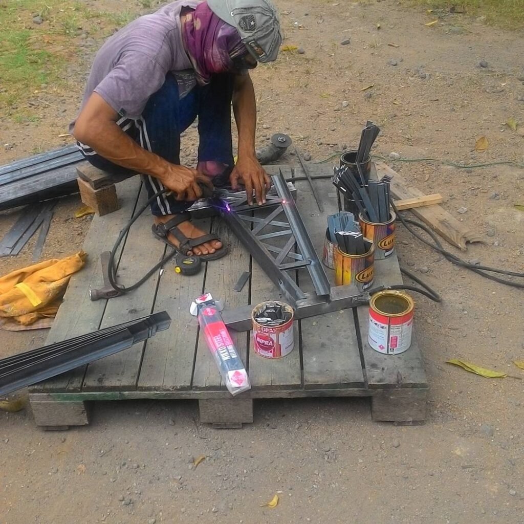 Meja Cafe Industrial Rangka Besi Mr. PJ