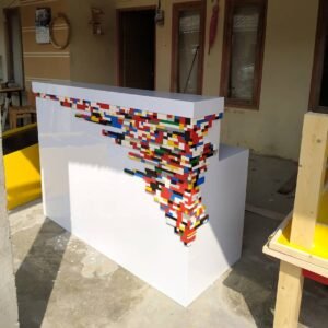 Meja Kasir Hpl Dengan Ornamen Lego