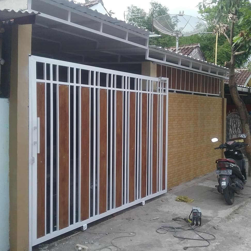 Pagar Besi Kombinasi Kayu Mr. HG