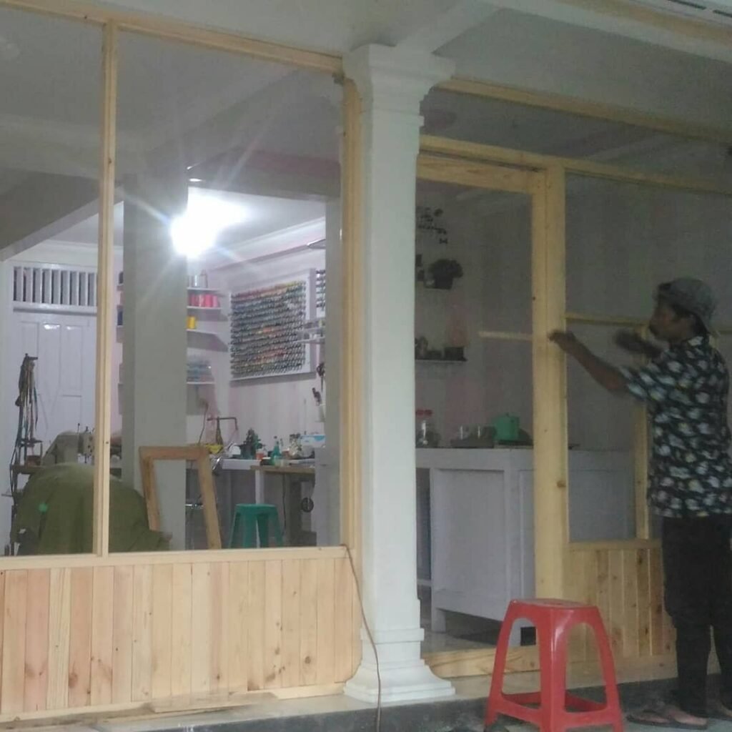 Partisi Kaca Dengan Rangka Jati Belanda Mr. Dm