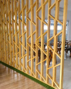 Partisi atau sekat Ruang bahan kayu Resto K