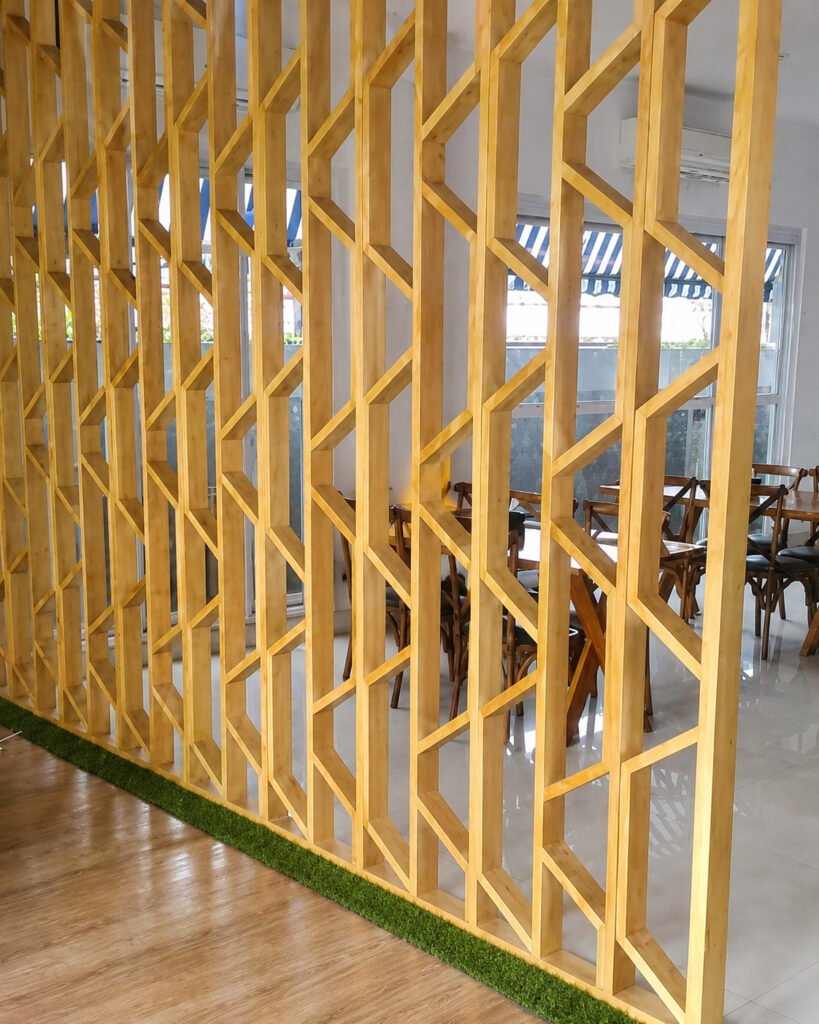 Partisi atau sekat Ruang bahan kayu Resto K
