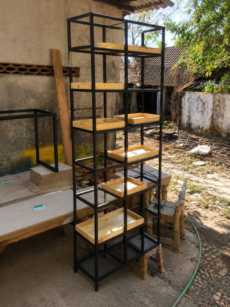 Rak Display Industrial Rangka Besi Mrs. A Melamin Doff