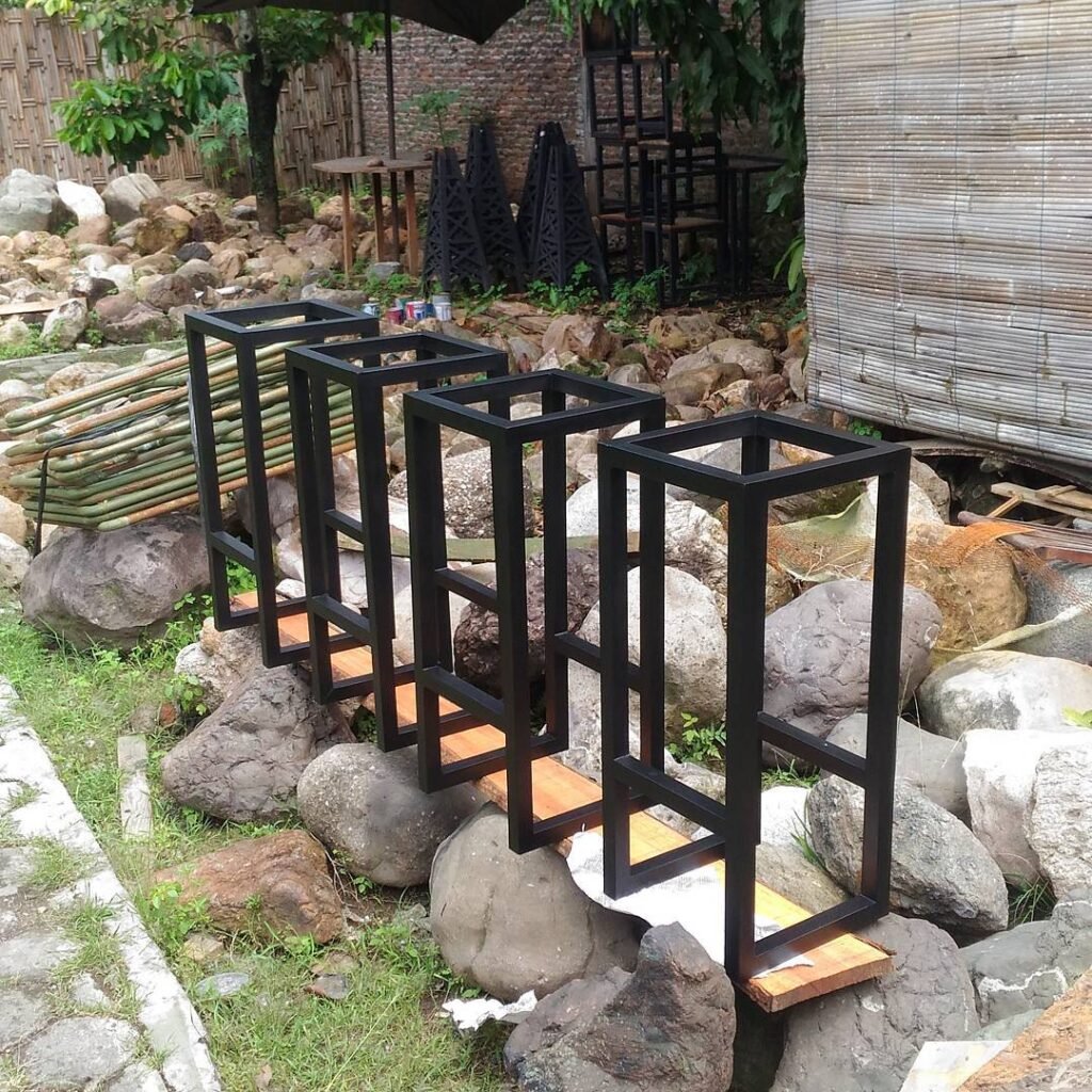 Stool Rangka Besi Mrs. W