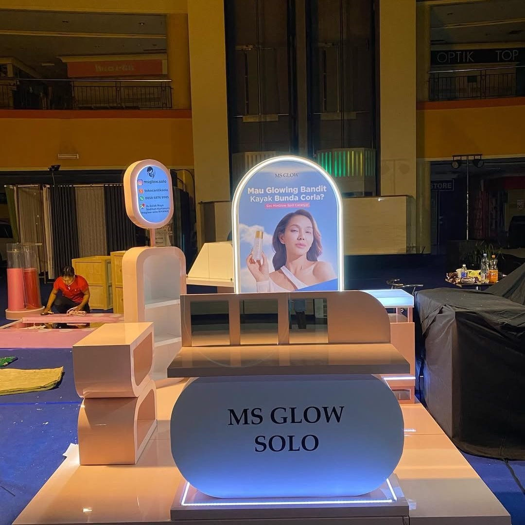 Booth MS Glow