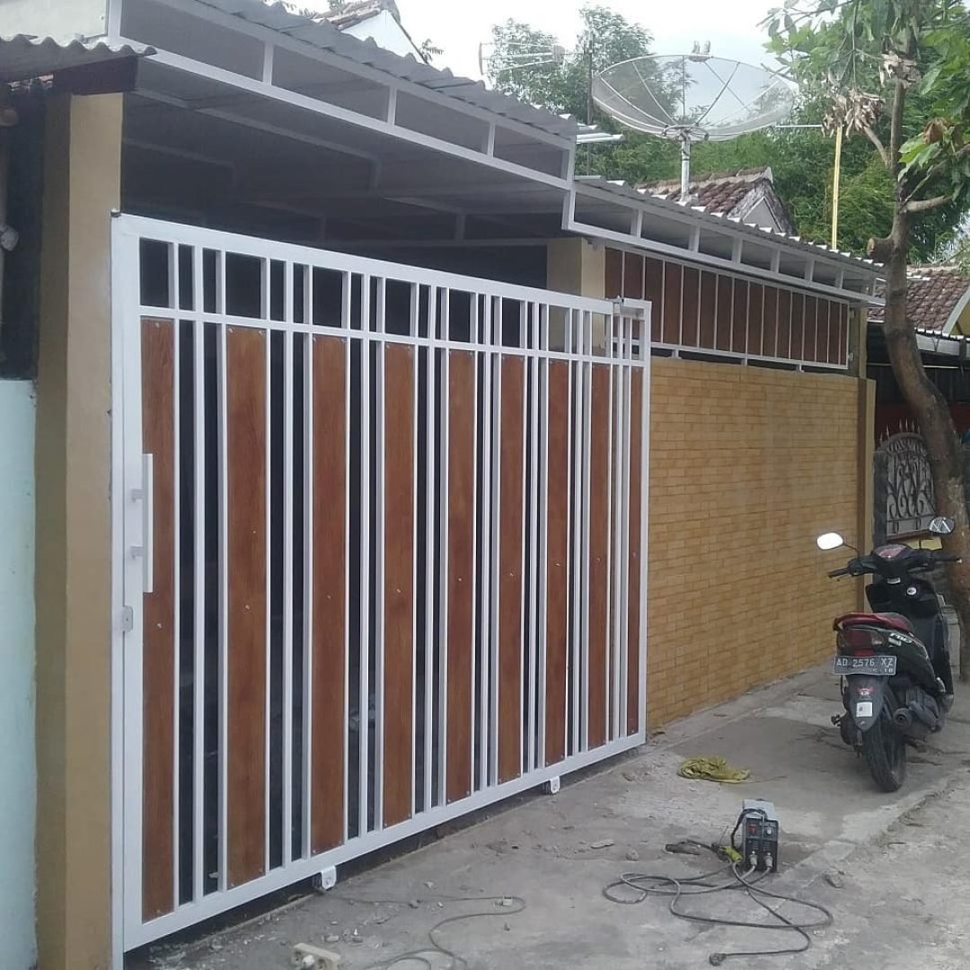 Pagar Besi Kombinasi Kayu Mr. HG
