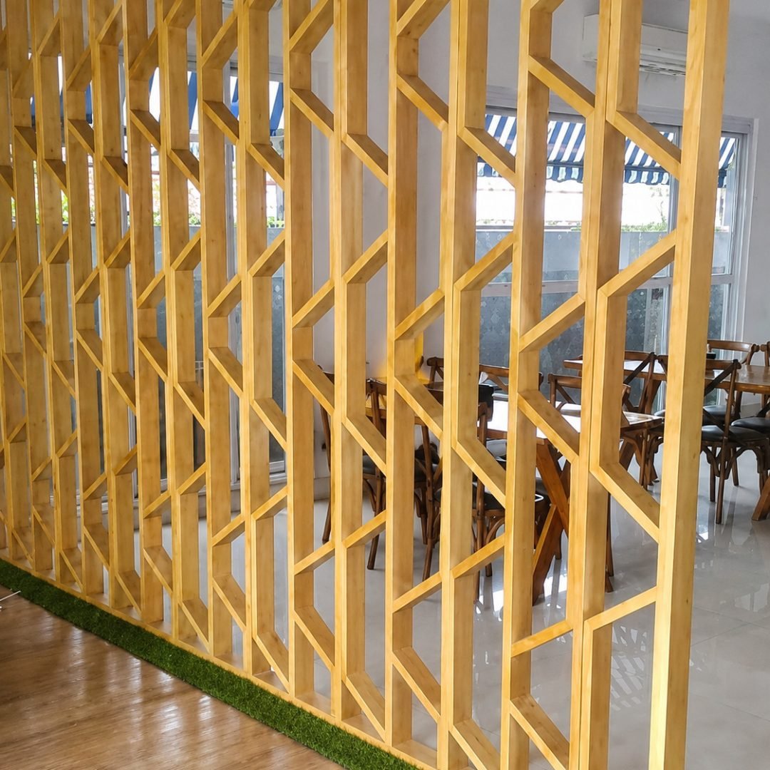 Partisi atau sekat Ruang bahan kayu Resto K
