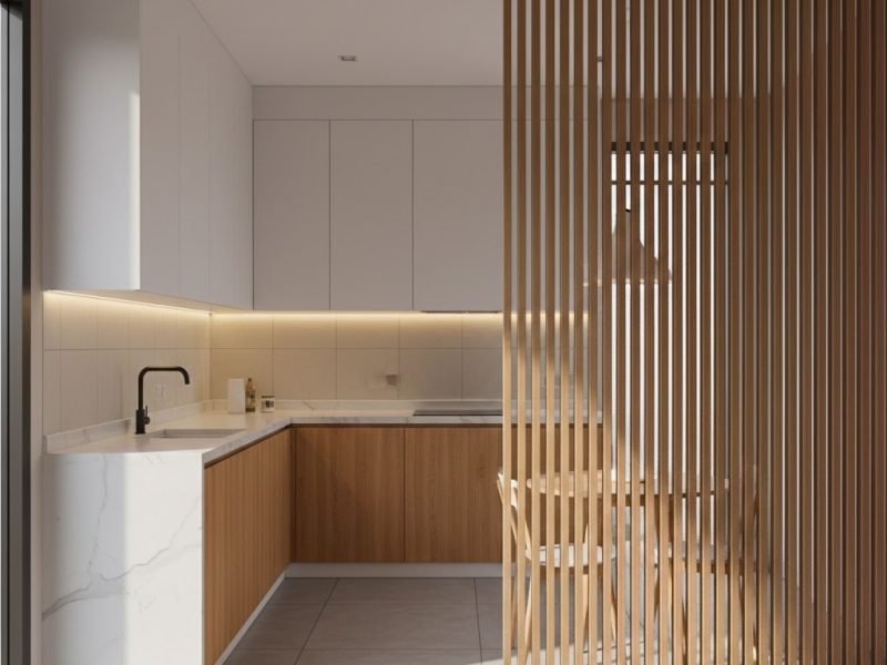 Sekat dapur minimalis dengan partisi kisi kayu vertikal yang memisahkan dapur dan ruang makan secara elegan namun tetap terasa terbuka